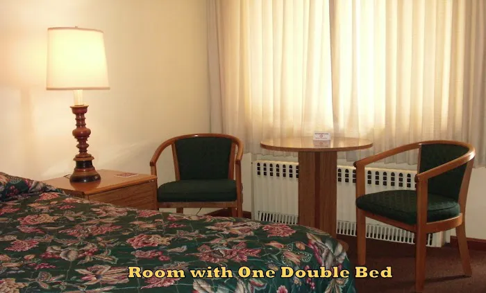 Country Manor Motel 4
