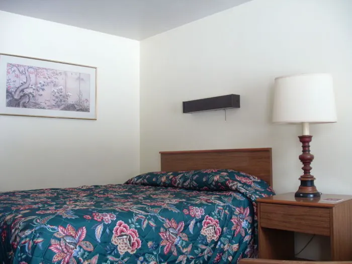Country Manor Motel 4