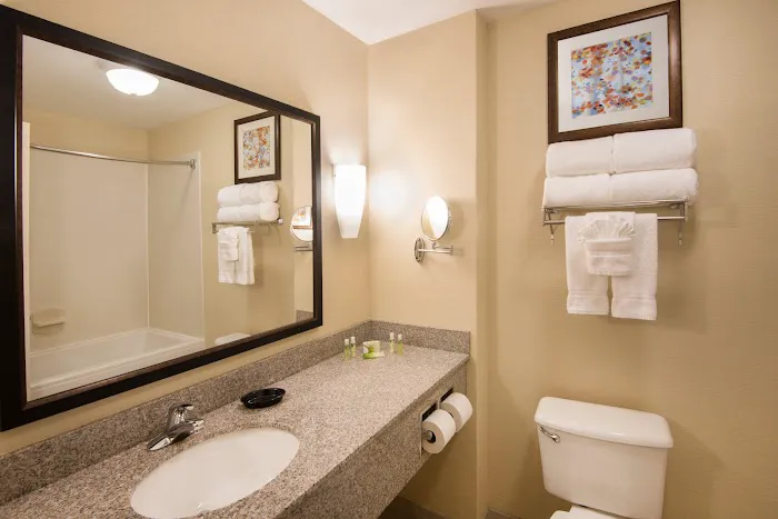 Holiday Inn Express & Suites Sharon-Hermitage by IHG 4