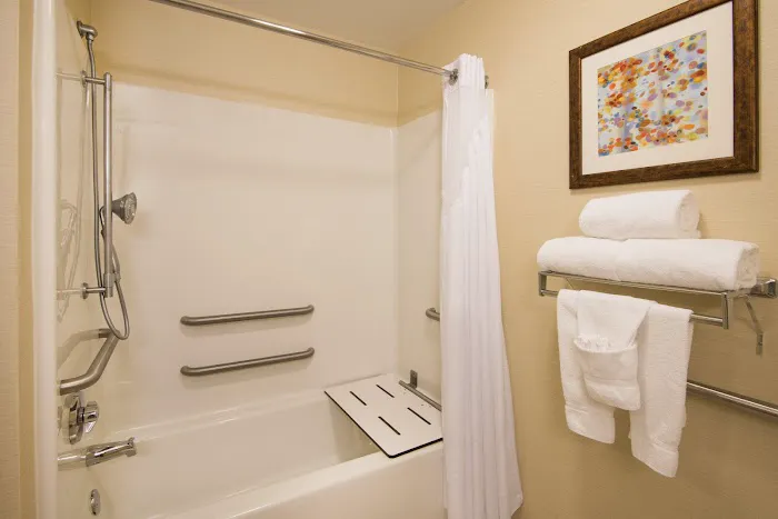 Holiday Inn Express & Suites Sharon-Hermitage by IHG 4