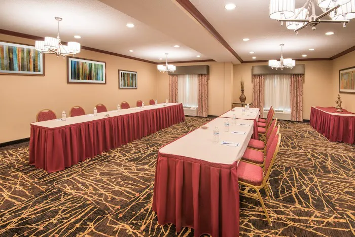 Holiday Inn Express & Suites Sharon-Hermitage by IHG 4