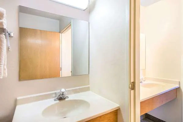 Super 8 by Wyndham West Middlesex/Sharon Area 4
