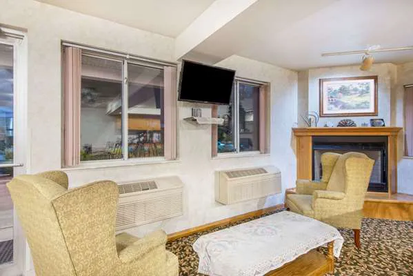 Super 8 by Wyndham West Middlesex/Sharon Area 4