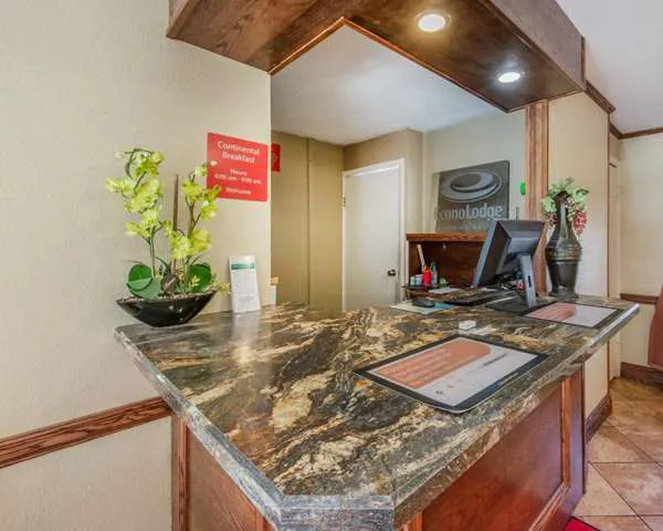 Econo Lodge 4
