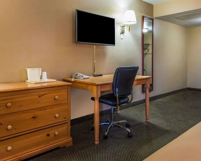 Econo Lodge 4