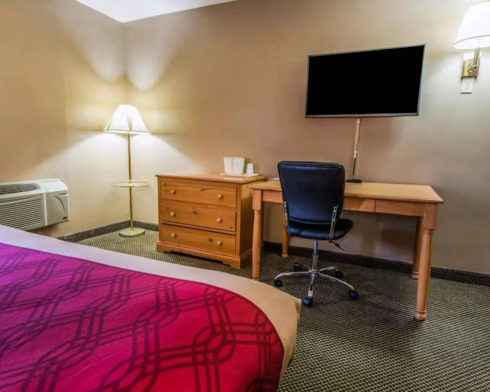 Econo Lodge 4