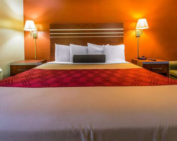Econo Lodge 4
