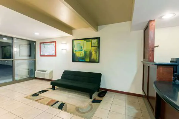 Super 8 by Wyndham Beaver Falls 4