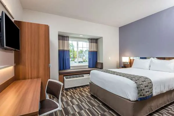 Microtel Inn & Suites by Wyndham Altoona 4