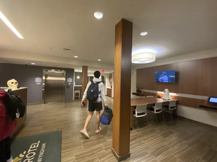 Microtel Inn & Suites by Wyndham Altoona 4