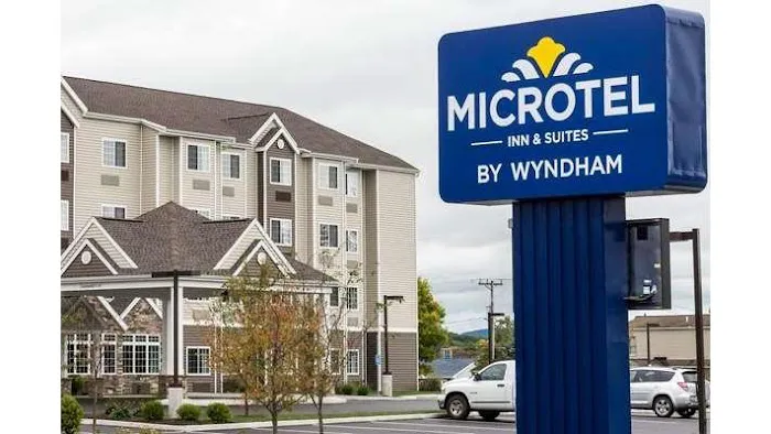 Microtel Inn & Suites by Wyndham Altoona 4