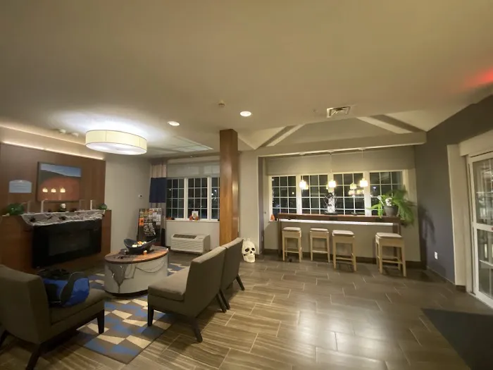 Microtel Inn & Suites by Wyndham Altoona 4