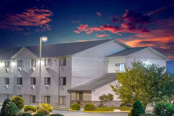 Super 8 by Wyndham Altoona 4