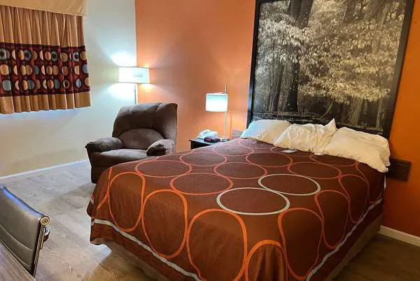 Super 8 by Wyndham Altoona 4