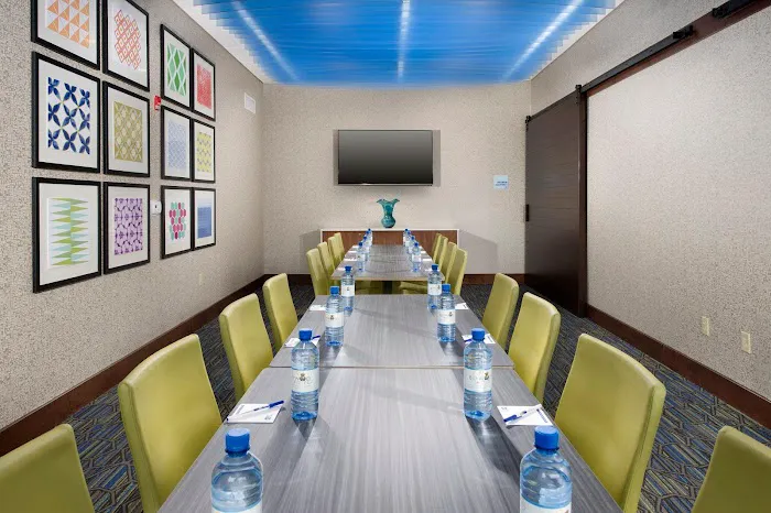 Holiday Inn Express & Suites Altoona by IHG 4