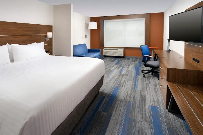 Holiday Inn Express & Suites Altoona by IHG 4