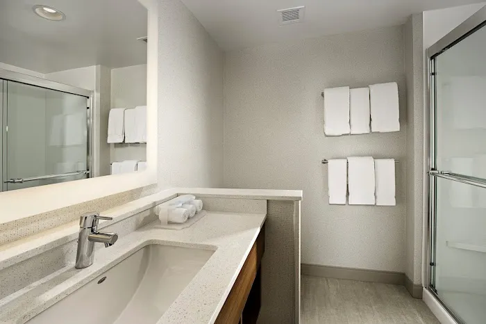 Holiday Inn Express & Suites Altoona by IHG 4