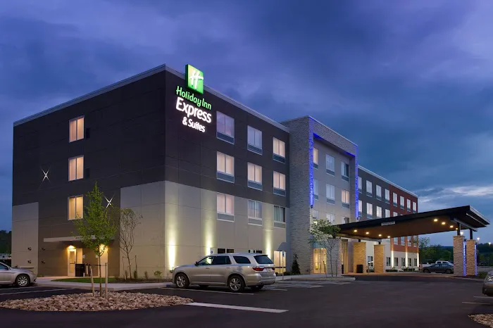 Holiday Inn Express & Suites Altoona by IHG 4