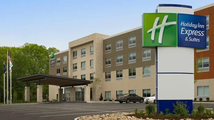 Holiday Inn Express & Suites Altoona by IHG 4