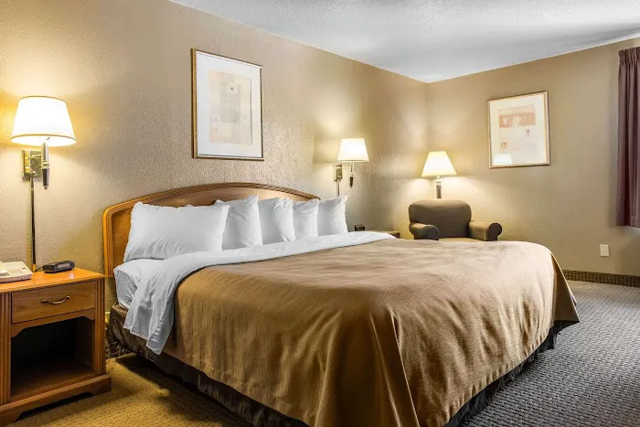 Comfort Inn & Suites 4