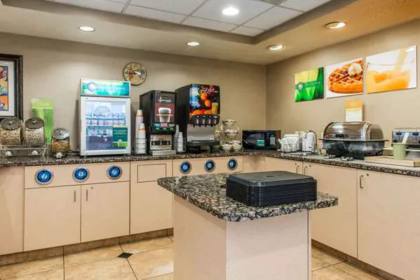 Comfort Inn & Suites 4