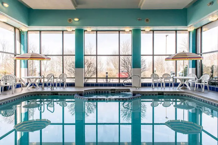 Comfort Inn & Suites 4