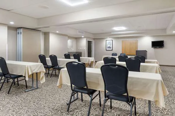 Comfort Inn & Suites 4