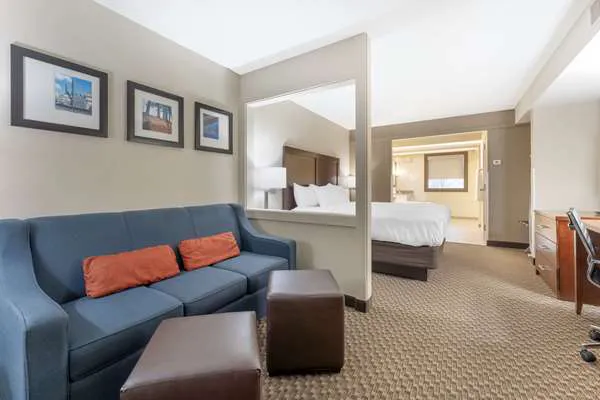 Comfort Inn & Suites 4