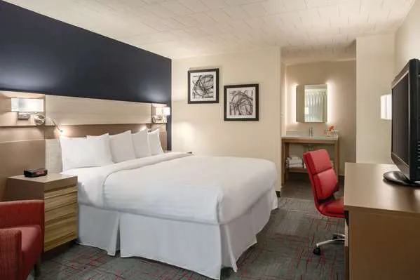 Ramada by Wyndham Indiana 4