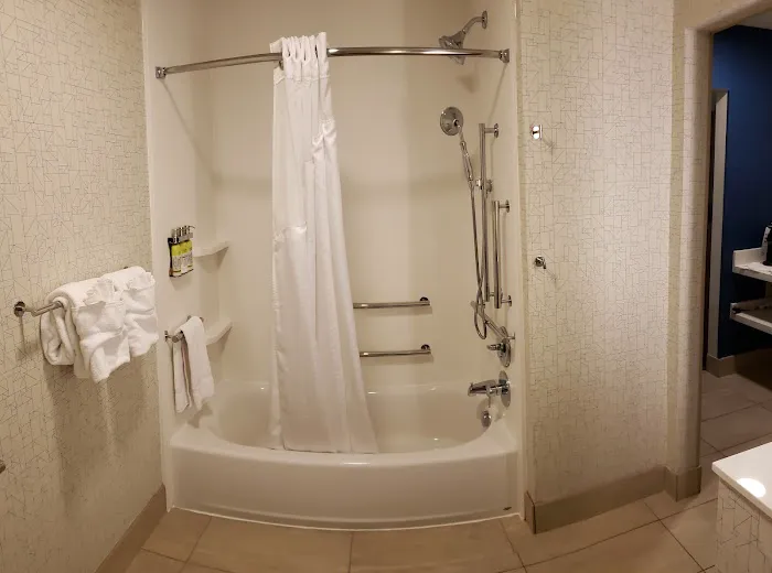 Holiday Inn Express & Suites Pittsburgh - Monroeville by IHG 4