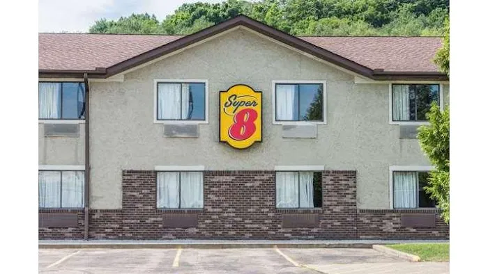 Super 8 by Wyndham Delmont 4