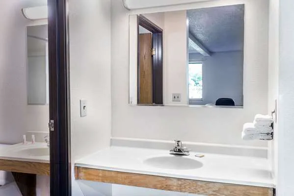 Super 8 by Wyndham Delmont 4