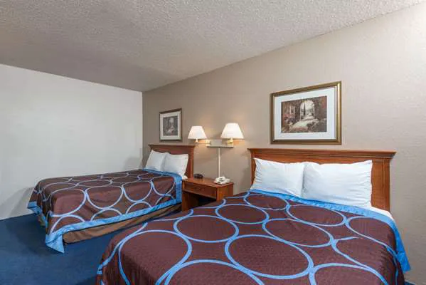 Super 8 by Wyndham Delmont 4