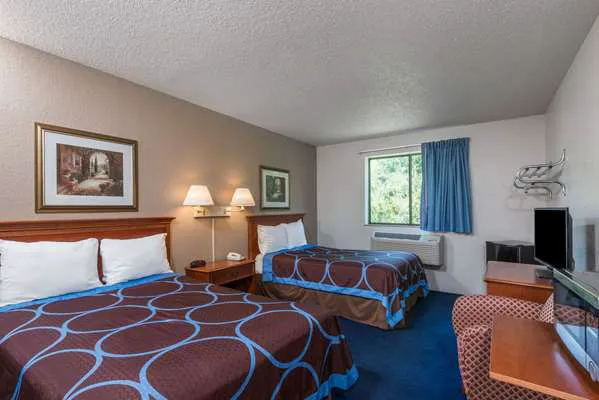 Super 8 by Wyndham Delmont 4