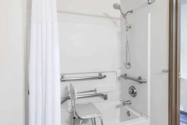 Super 8 by Wyndham Delmont 4