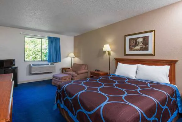 Super 8 by Wyndham Delmont 4