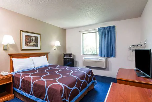 Super 8 by Wyndham Delmont 4