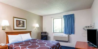 Super 8 by Wyndham Delmont