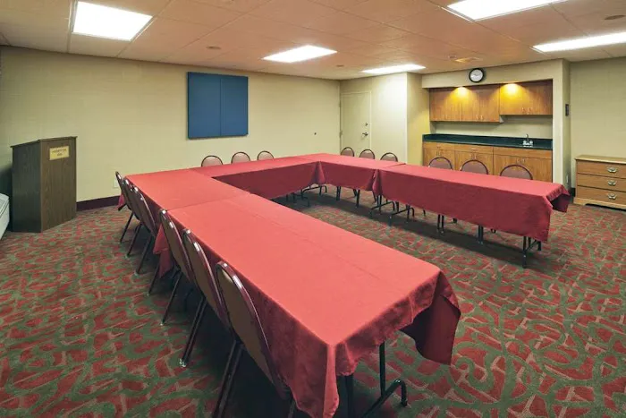 Hampton Inn Youngstown-North 4