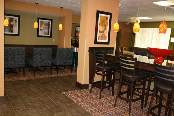 Hampton Inn Youngstown-North 4