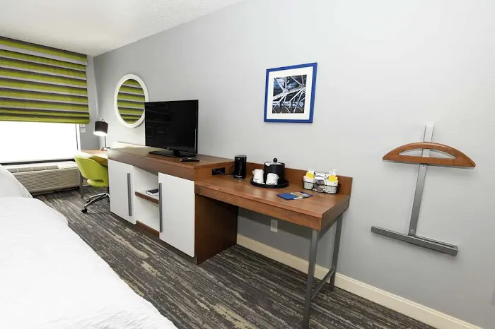 Hampton Inn Youngstown-North 4
