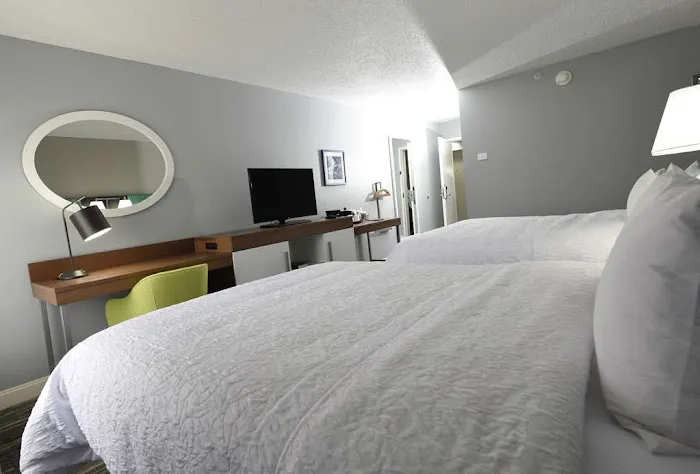Hampton Inn Youngstown-North 4