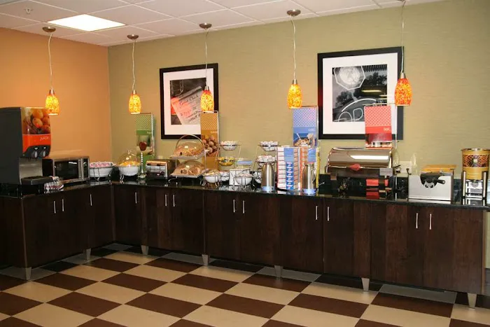 Hampton Inn Youngstown-North 4
