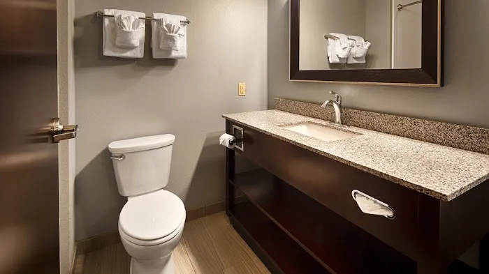 Best Western Plus Boardman Inn & Suites 4