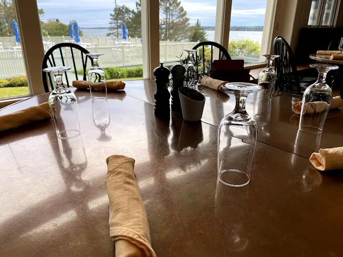 Bogie's at Spruce Point Inn 4