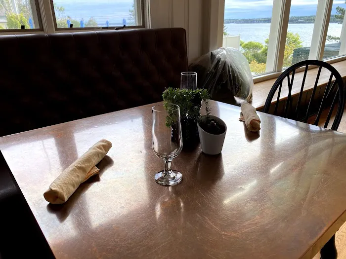 Bogie's at Spruce Point Inn 4