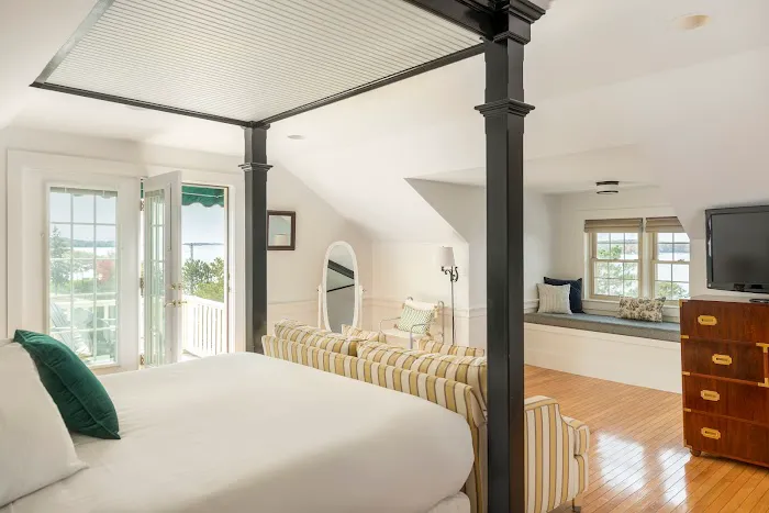 Spruce Point Inn Resort & Spa 4