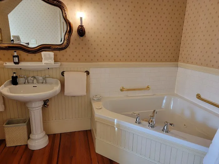 Berry Manor Inn & Hotel 4