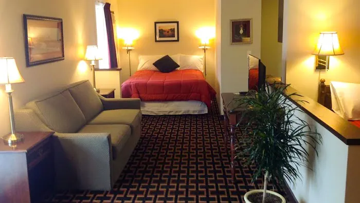 Colonial Inn Ellsworth 4