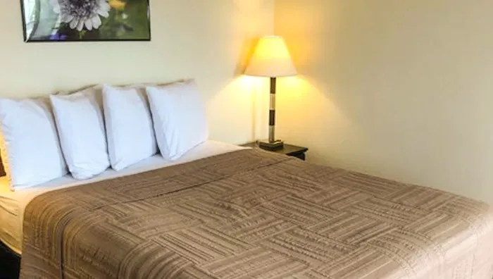 Colonial Inn Ellsworth 4